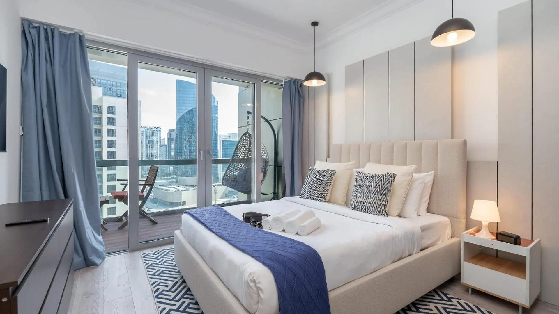 Relaxing 1-Bedroom With Stunning View Of A City Skyline In Downtown Dubai Apartment